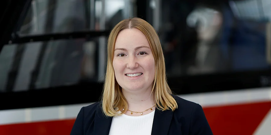 Portraitaufnahme von Nadine Maisenbacher, HR-Ansprechpartnerin für Verwaltung bei der DRF Luftrettung