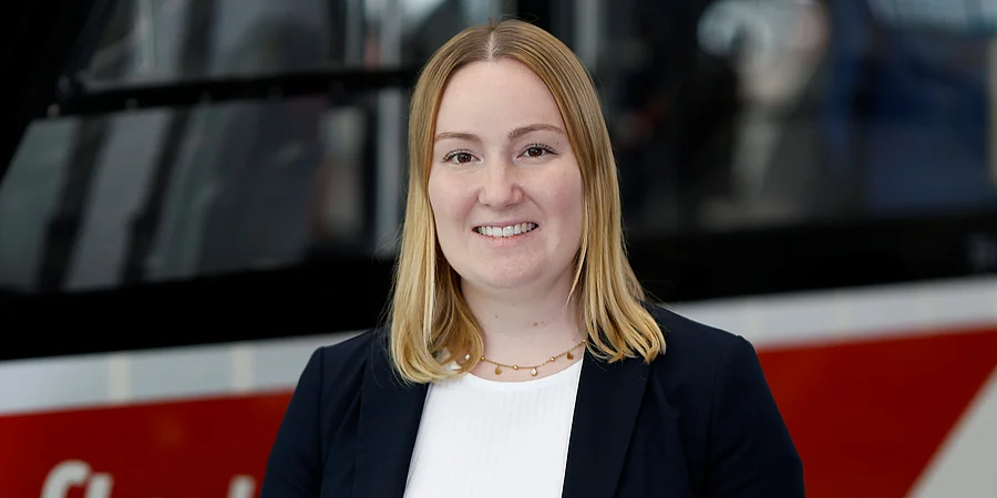 Portraitaufnahme von Nadine Maisenbacher, HR-Ansprechpartnerin für Verwaltung bei der DRF Luftrettung