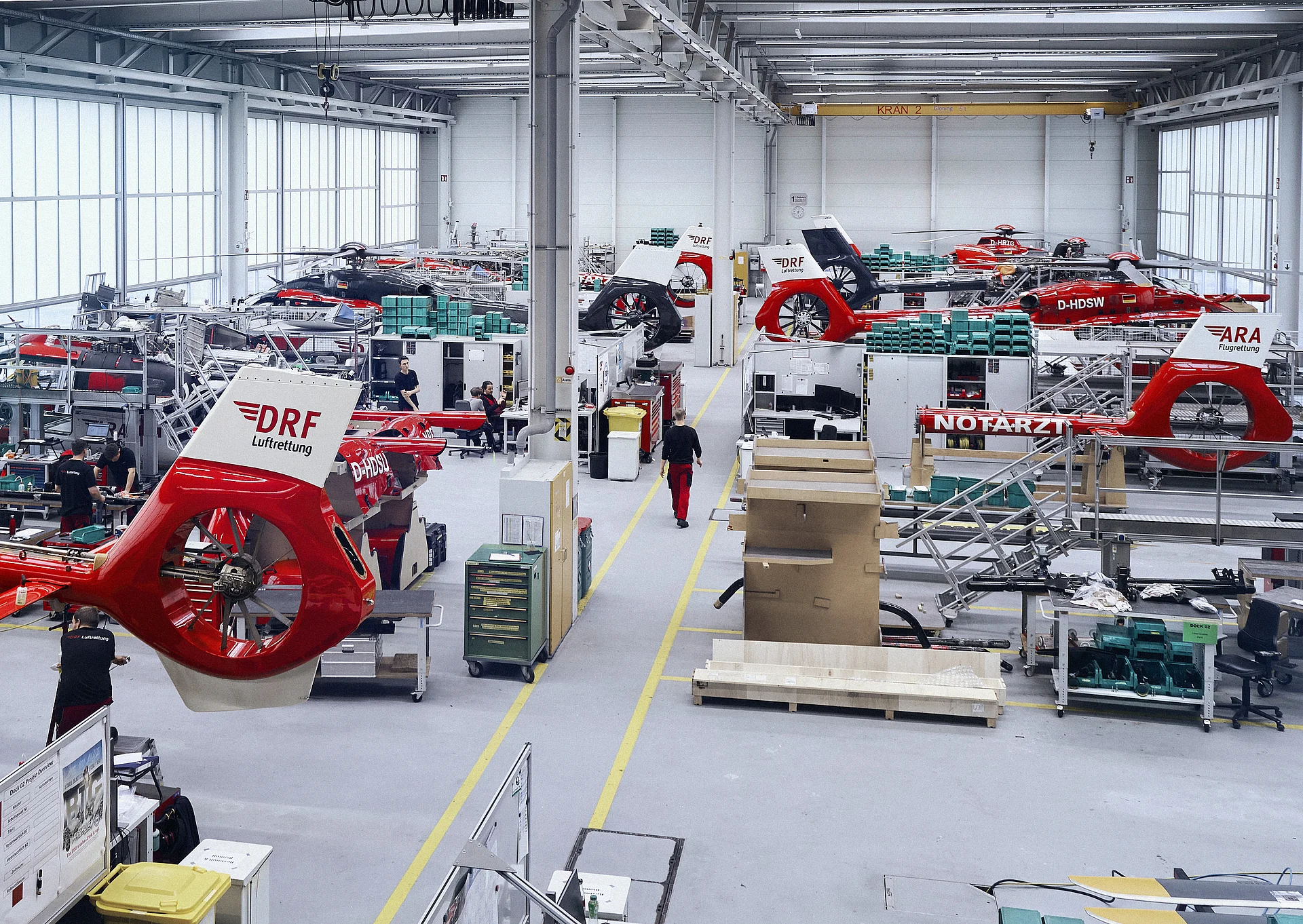 Mehrere Hubschrauber der DRF Gruppe in einer Wartungshalle der DRF Aviation Services